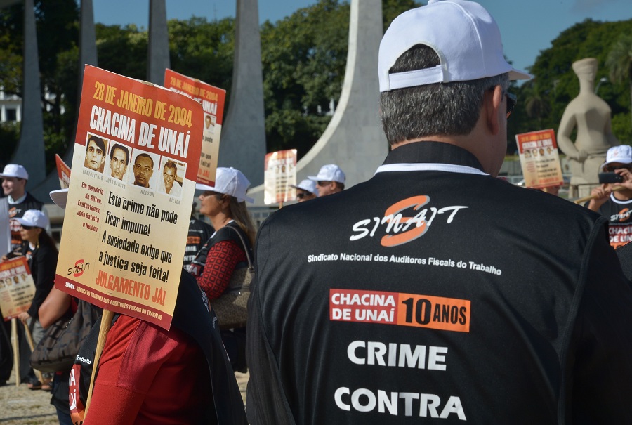 foto colorida de protesto de servidores pedindo justiça pela chacina de unaí - Metrópoles