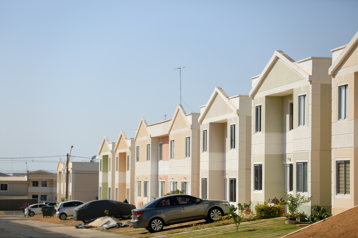 Imagem colorida de casas populares - Metrópoles