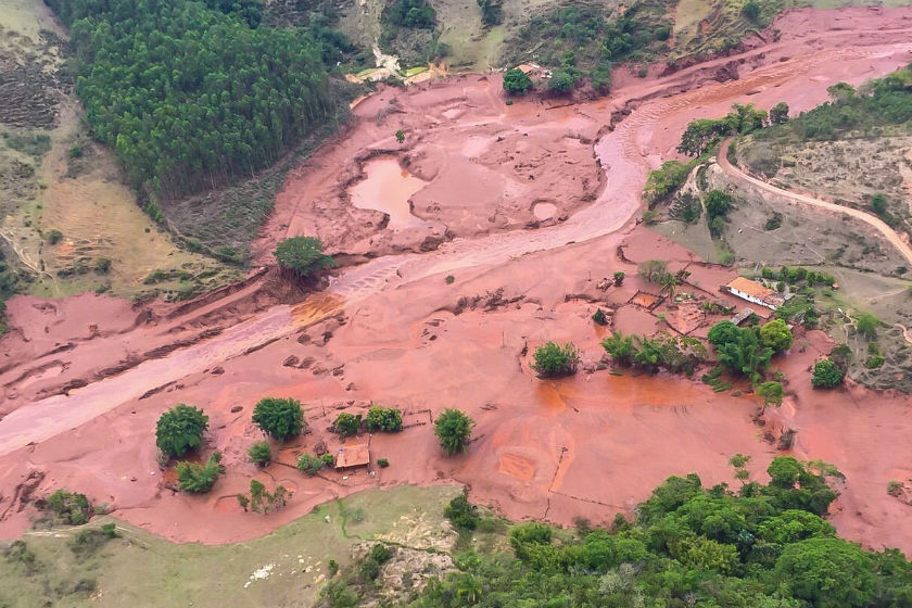 Imagem colorida de Mariana (MG) inundação