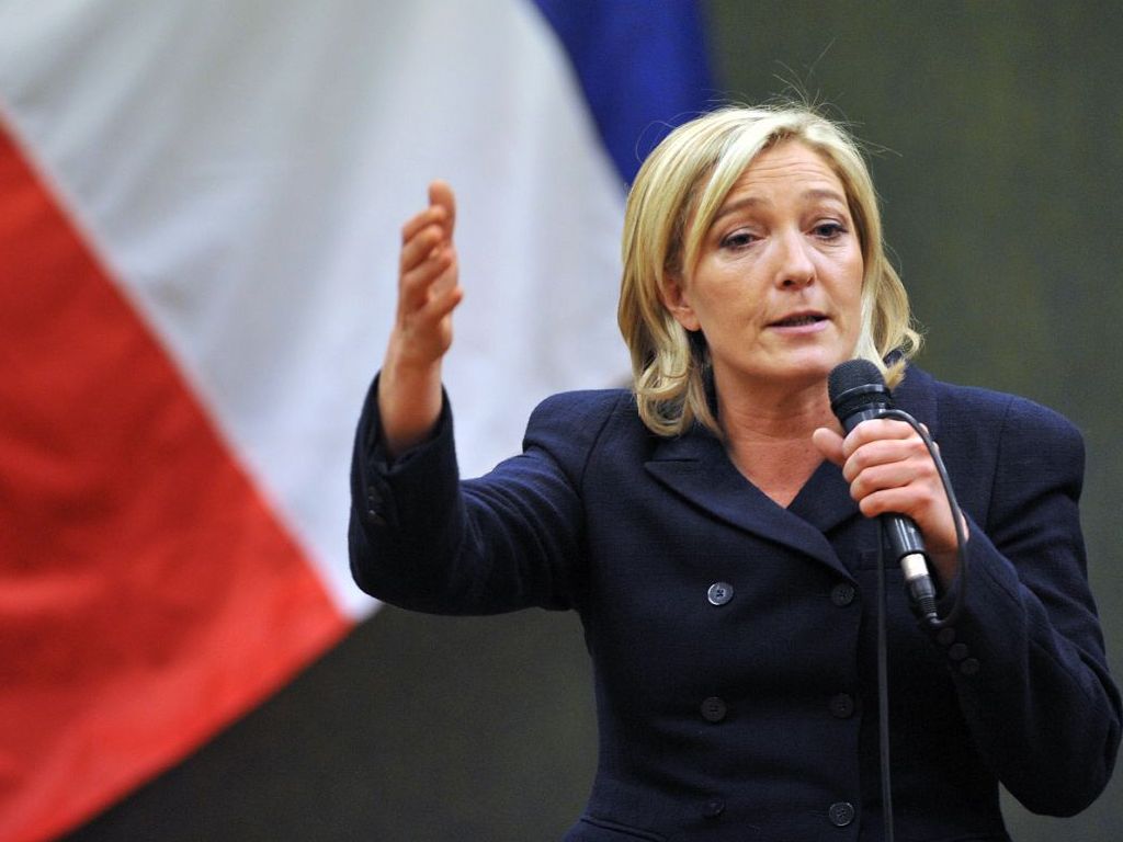 imagem colorida. Marine Le Pen discursando