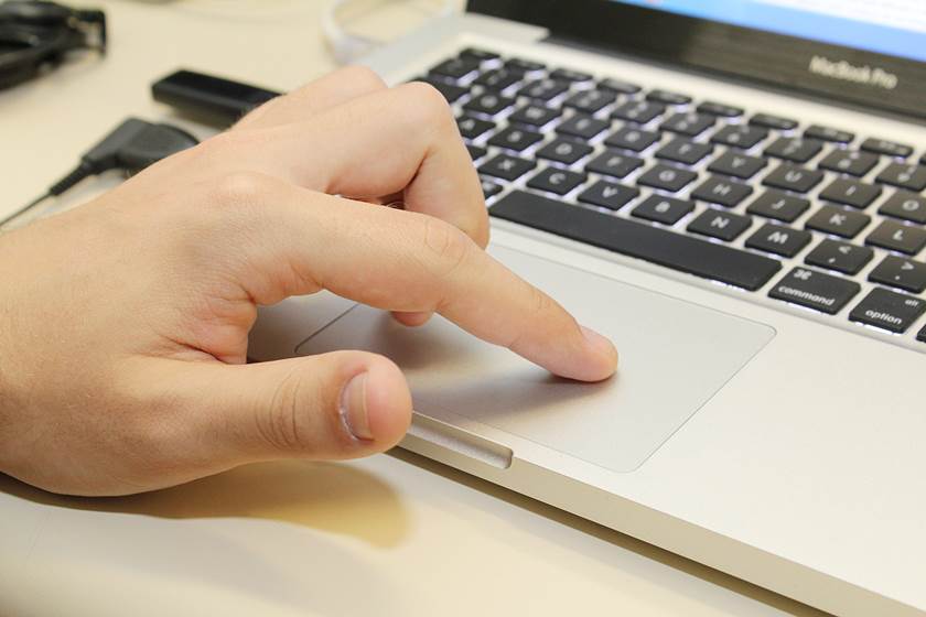 Mãos teclando em um notebook