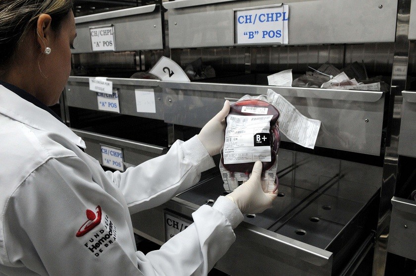 Profissional realiza retirada de sangue de paciente