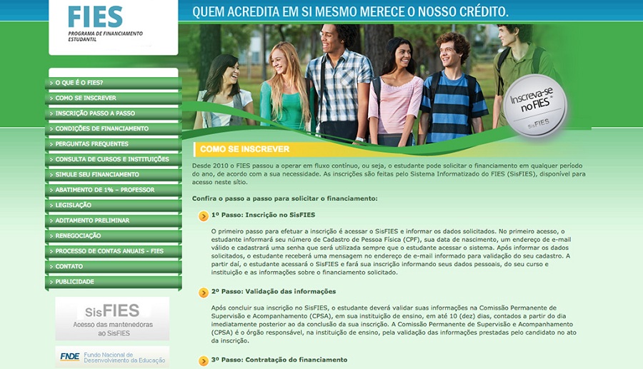 Alunos em sala de aula cheia