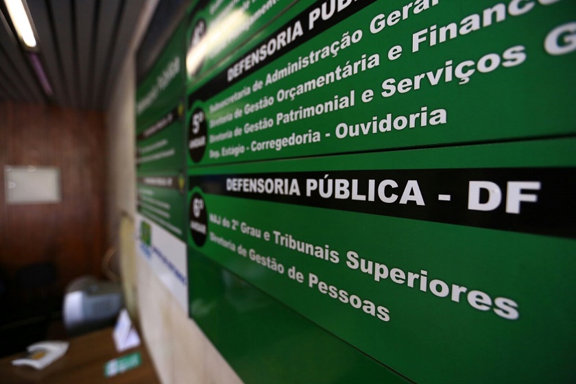 Placa verde e preta com textos
