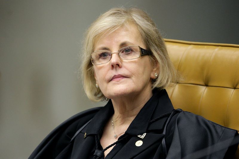 A ministra do STF, Rosa Weber, durante sessão no plenário do Tribunal. Ela olha para frente - Metrópoles