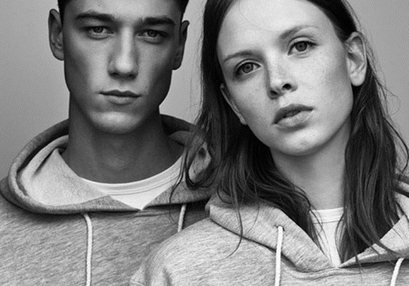 Modelo posando com peças da Zara