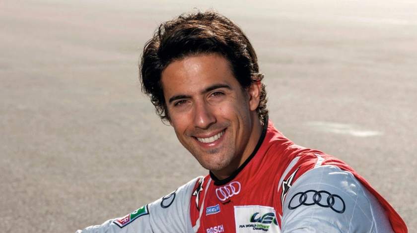 Foto mostra o piloto Lucas di Grassi sorrindo