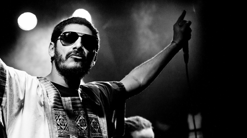 imagem em preto e branco mostra rapper criolo - metrópoles
