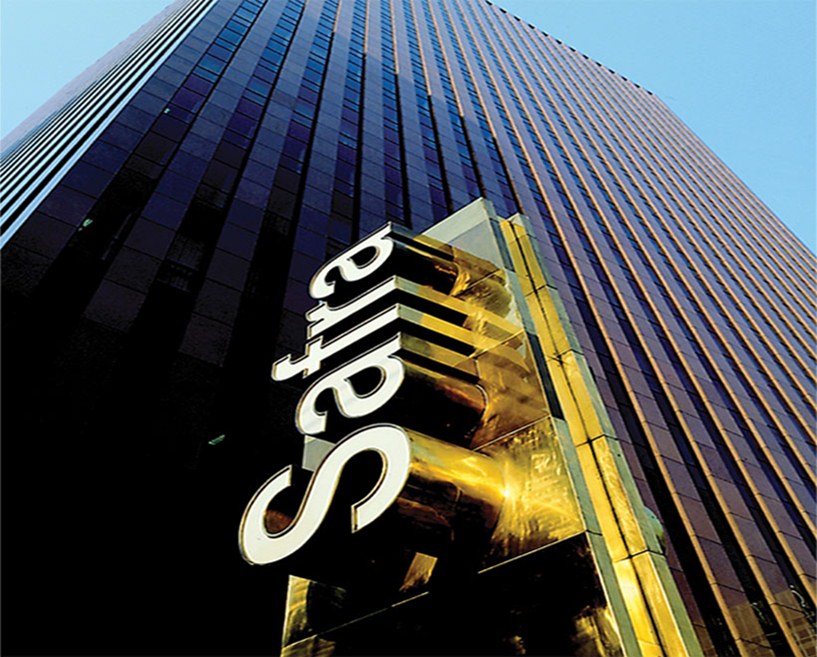 imagem colorida símbolo do Banco Safra em frente ao prédio da instituição na Avenida Paulista, em São Paulo - Metrópoles