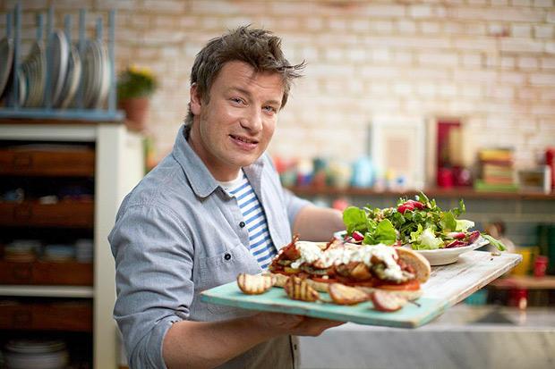 Chef Jamie Olier segurando bandeja de comida
