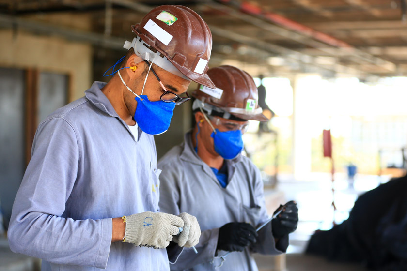 Foto colorida de trabalhadores da construção civil - Metrópoles