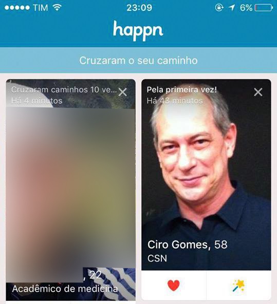 Em ambiente interno, Ciro Gomes aparece de camisa social azul clara, com expressão neutra - Metrópoles