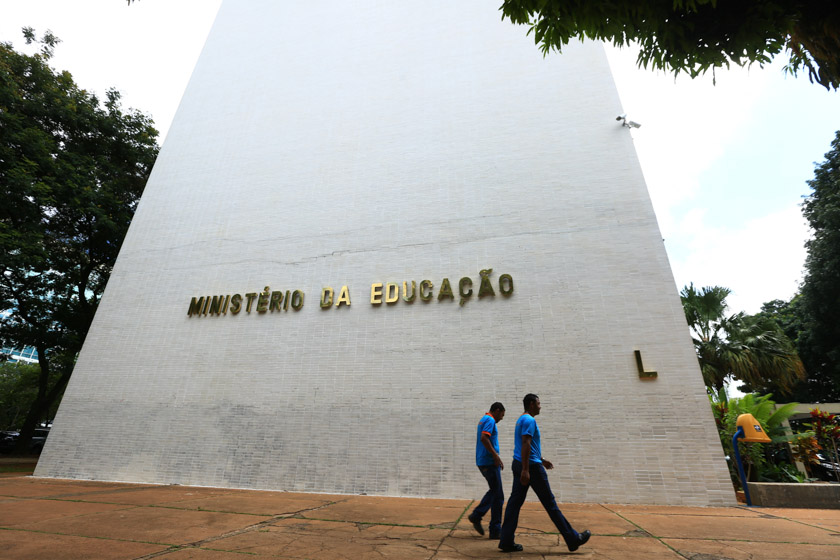 Imagem colorida mostra pessoas passando pela fachada do Ministério da Educação (MEC), em Brasília (DF) - Metrópoles