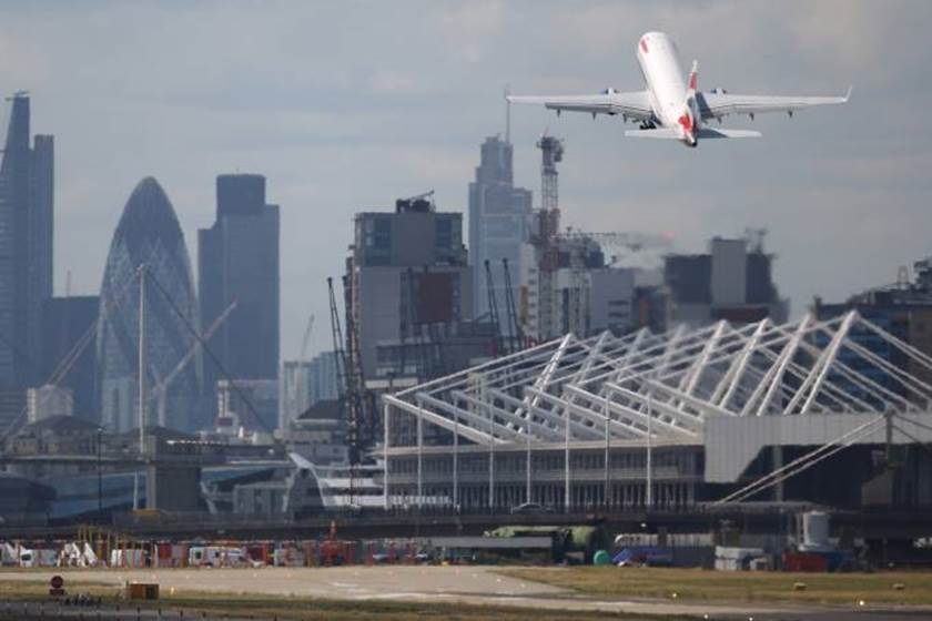 aviao decola do aeroporto de Londres