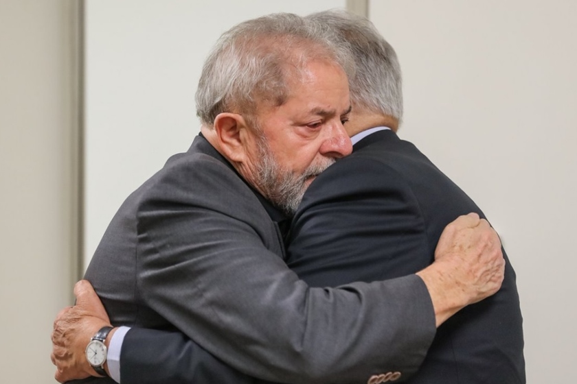 lula e fhc se abraçam - metrópoles