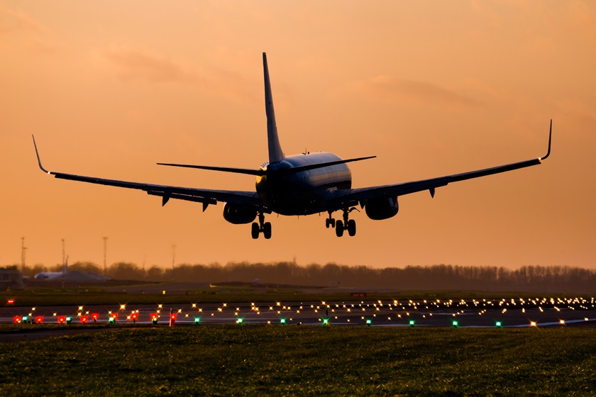 Avião decola em aeroporto