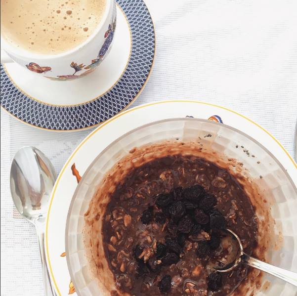 Foto de mingau de aveia em mesa de café da manhã - Metropoles