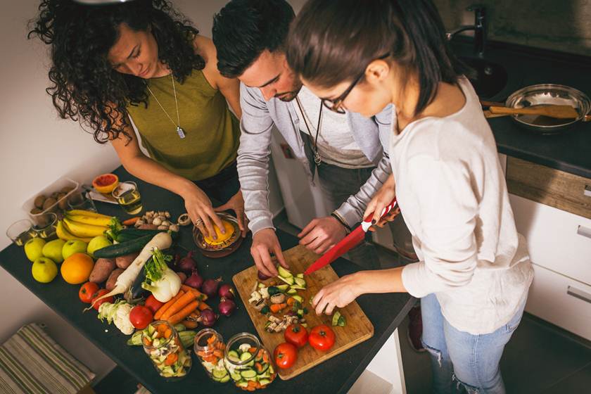 pessoas cozinhando vegetais e outros alimentos - Metrópoles