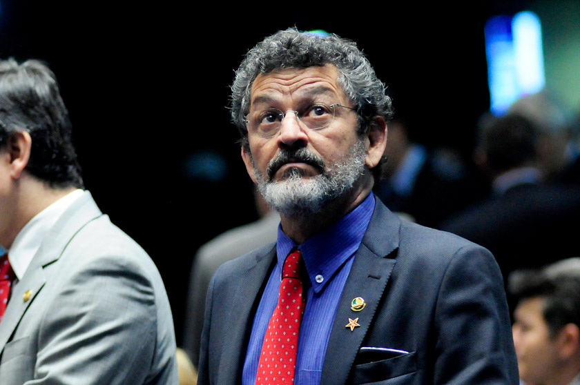 Imagem colorida mostra senador Paulo Rocha, líder do PT no Senado / metrópoles