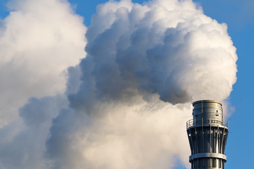 Foto colorida mostra emissão de carbono na atmosfera - Metrópoles