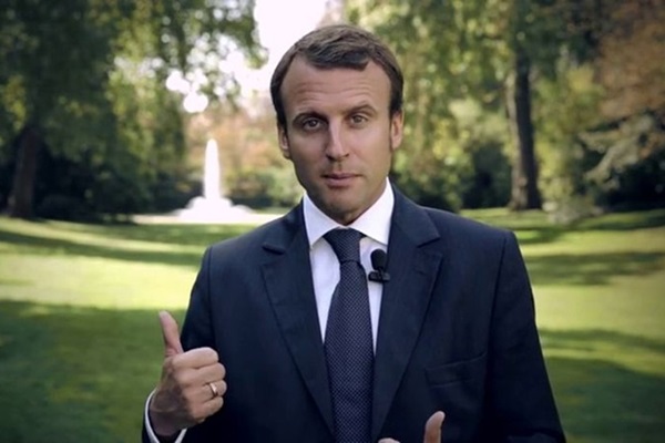 O presidente francês Emmanuel Macron, no jardim do Palácio do Eliseu, em Paris -- Metrópoles