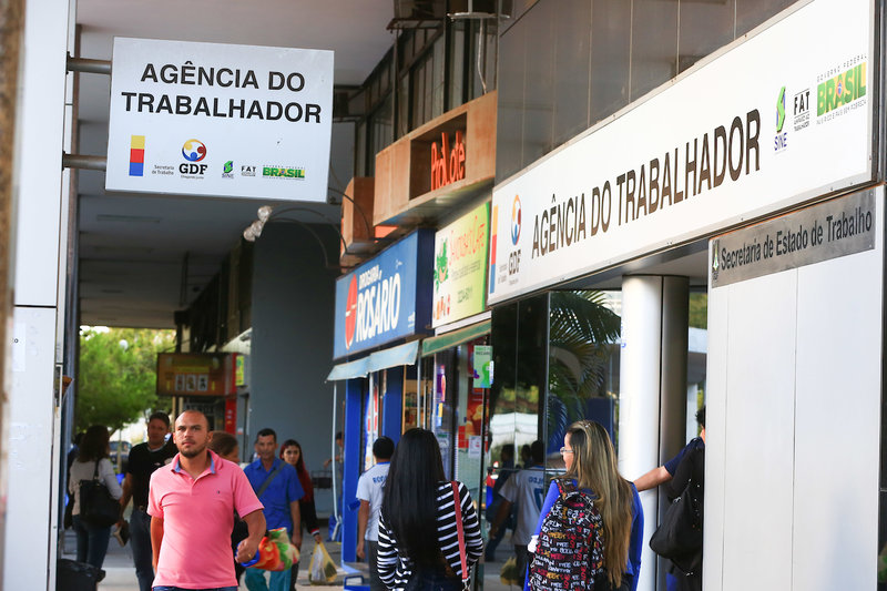 fachada de Agência do Trabalhador com pessoas caminhando