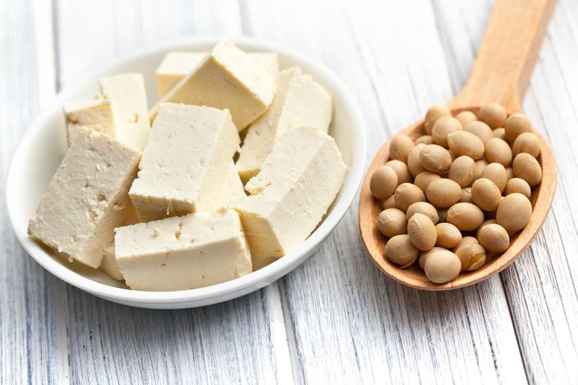 Na foto, tofu e grão de bico - Metrópoles