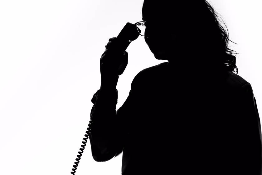 Imagem ilustrativa de pessoa usando telefone