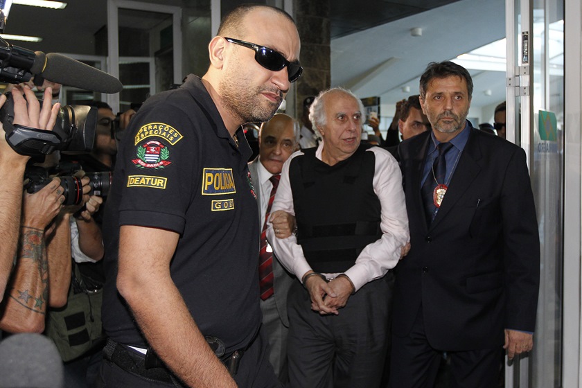 Brasil, São Paulo, SP, 20/08/2014. O ex-médico Roger Abdelmassih (c), de 70 anos, que foi recapturado na cidade de Assunção, no Paraguai, chega ao Aeroporto de Congonhas, na zona sul da capital paulista. Ele passa por exames de corpo delito e, depois, deve seguir para o Presídio de Tremembé. Abdelmassih estava foragido desde janeiro de 2011 e foi condenado a 278 anos de prisão pelo estupro de 37 pacientes. - Crédito:SÉRGIO CASTRO/ESTADÃO CONTEÚDO/AE/Código imagem:171942