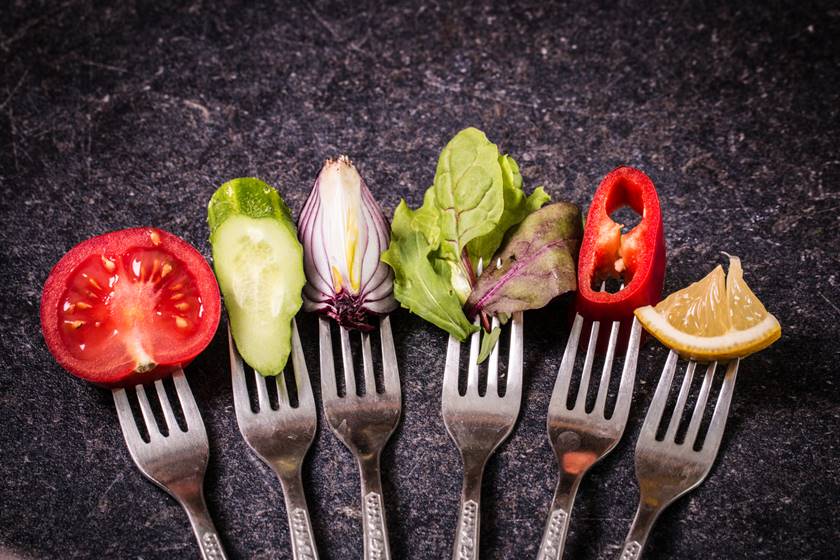 Na foto, garfos com alimentos - Metrópoles