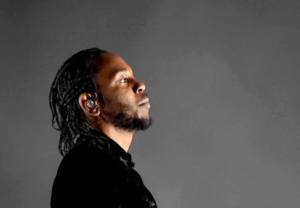 imagem colorida mostra rapper kendrick lamar. ele é negro, foi fotografado de perfil e veste preto - metrópoles