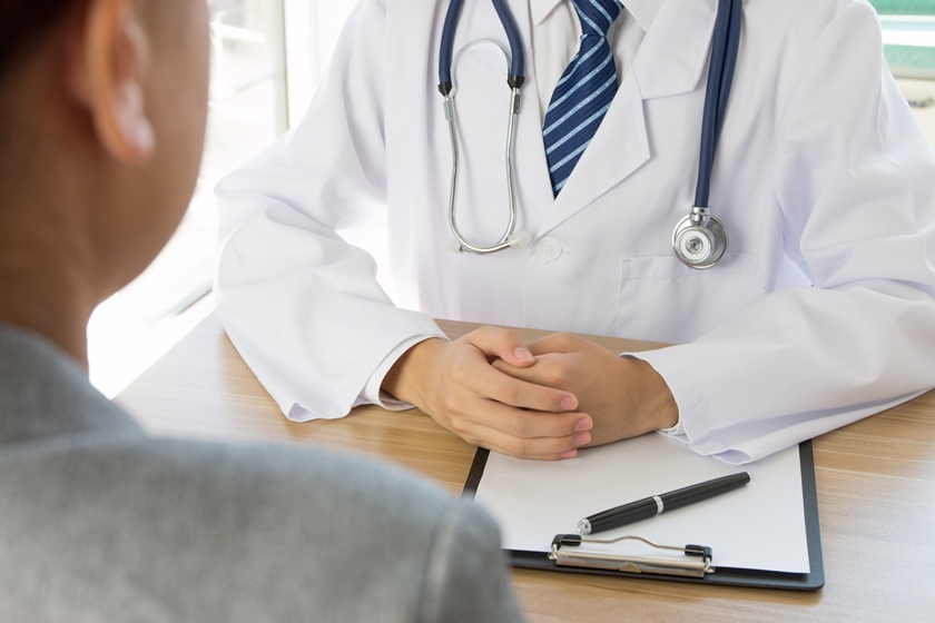 Imagem mostra médico em frente a paciente - Metrópoles
