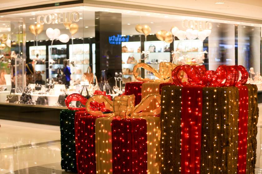 imagem colorida enfeites de Natal centro comercial - Metrópoles