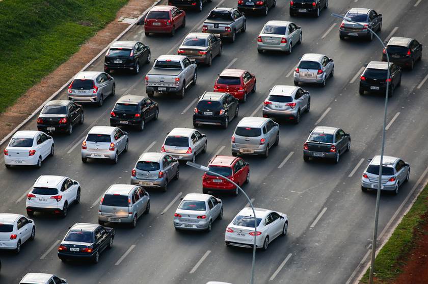 Carros em pista asfaltada vistos de cima