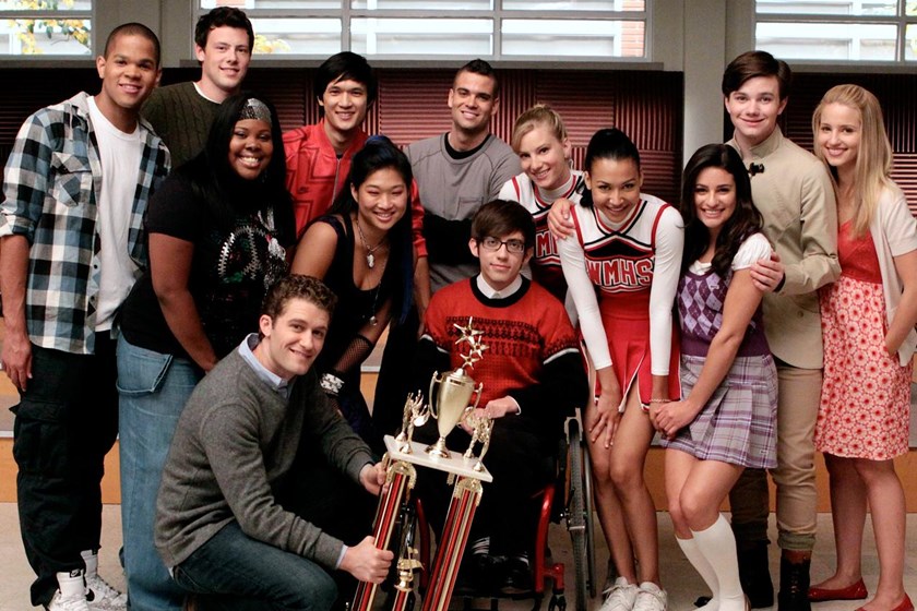 Foto colorida do elenco de Glee - Metrópoles