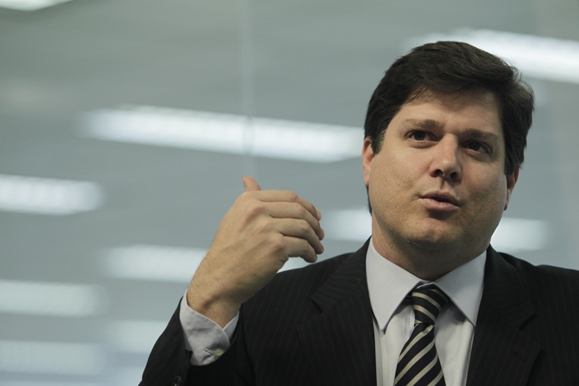 O presidente nacional do MDB, Baleia Rossi, fala e gesticula durante entrevista com o Estadão. Ele usa terno - Metrópoles