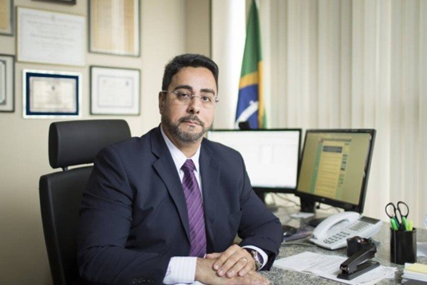 Imagem colorida mostra o juiz Marcelo Bretas em um mesa, próximo a dois computadores - Metrópoles