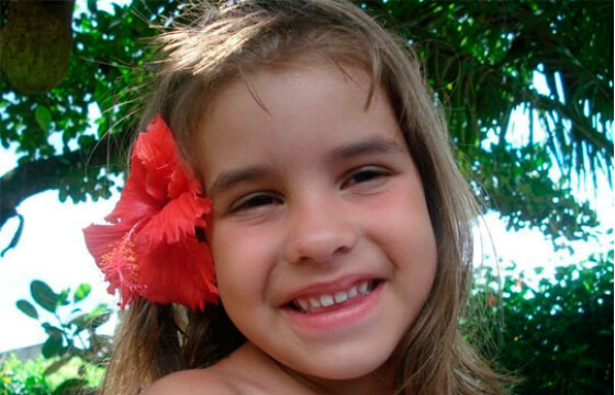 Foto colorida de Isabella Nardoni sorrindo e com flor no cabelo - Metrópoles