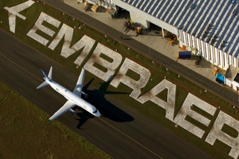 imagem colorida pista de pouco aviao embraer