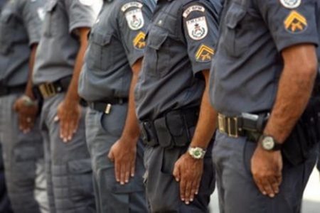 policiais militares do rio de janeiro uniformizados parados em fila