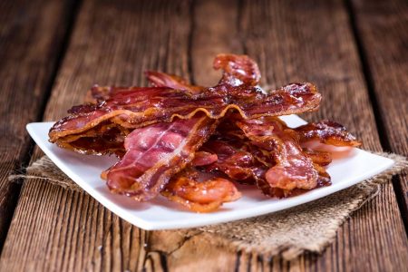 Na foto, várias tiras de bacon - Metrópoles