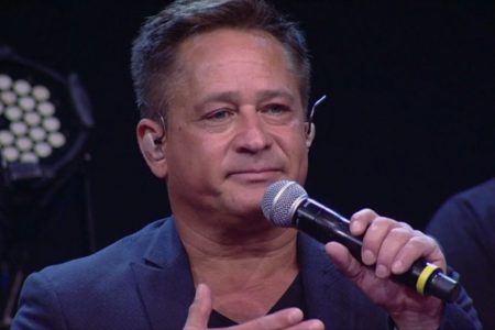 cantor leonardo segurando o microfone - Metrópoles