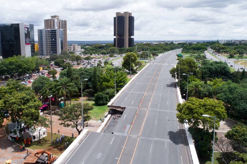 Imagem colorida mostra parte do viaduto do Eixão que desabou