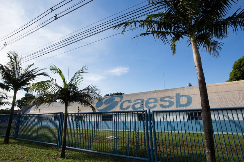 A Caesb tem iniciativas de educação e esporte, como o Projeto Golfinho