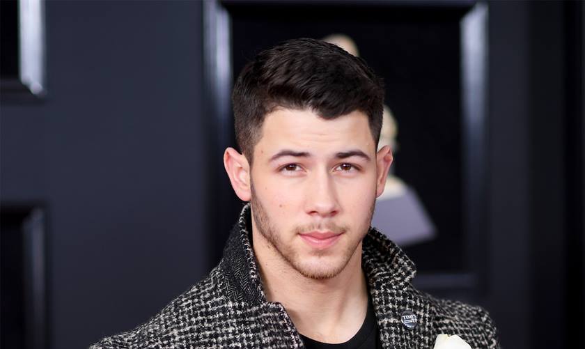 Foto colorida de Nick Jonas. Ele é branco e tem o cabelo preto - Metrópoles