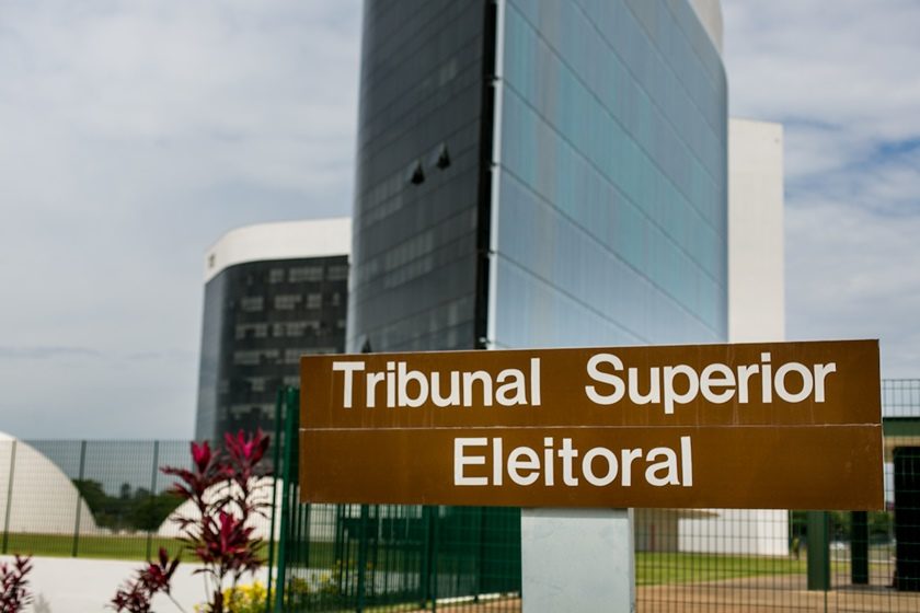 Fachada do Tribunal Superior Eleitoral mostrando a placa do órgão e o prédio atrás - Metrópoles