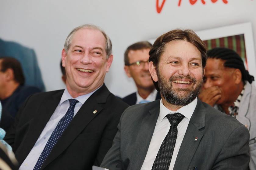 Em evento, Ciro Gomes e o deputado distrital Joe Valle (PDT) sorriem, olhando para o lado. Ambos estão de terno - Metrópoles