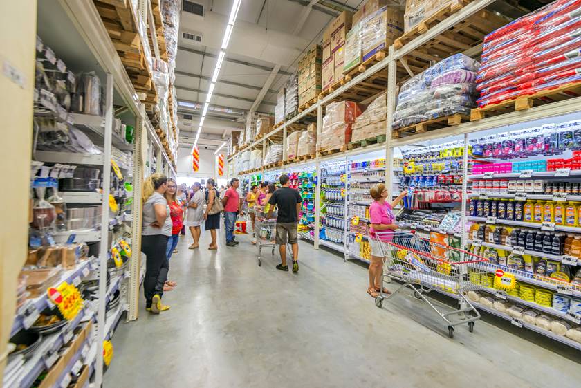 pessoas fazendo compras no mercado