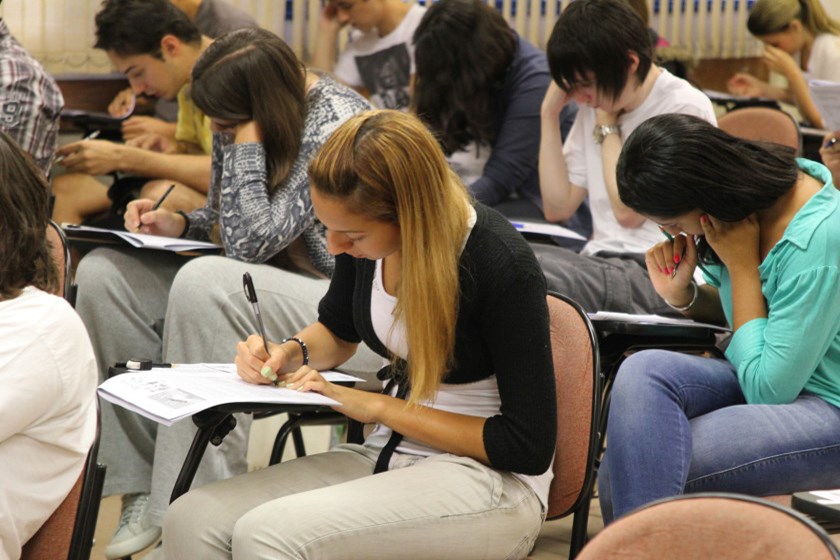 foto colorida de jovens estudantes fazendo o vestibular da Fuvest - Metrópoles