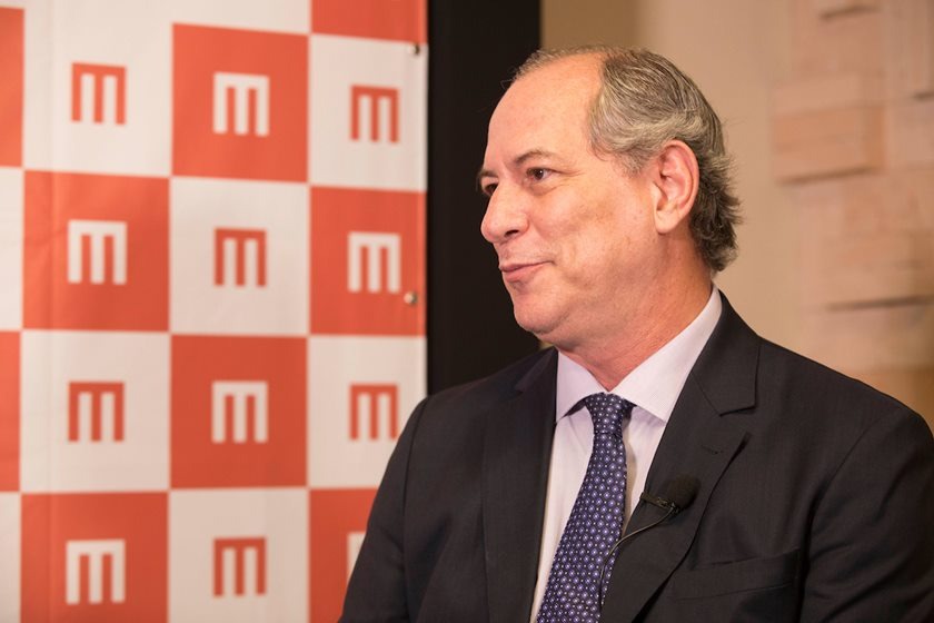 Ciro Gomes dá entrevista ao Metrópoles, sob painel com logo do portal. Ele usa terno e aparece de lado - Metrópoles